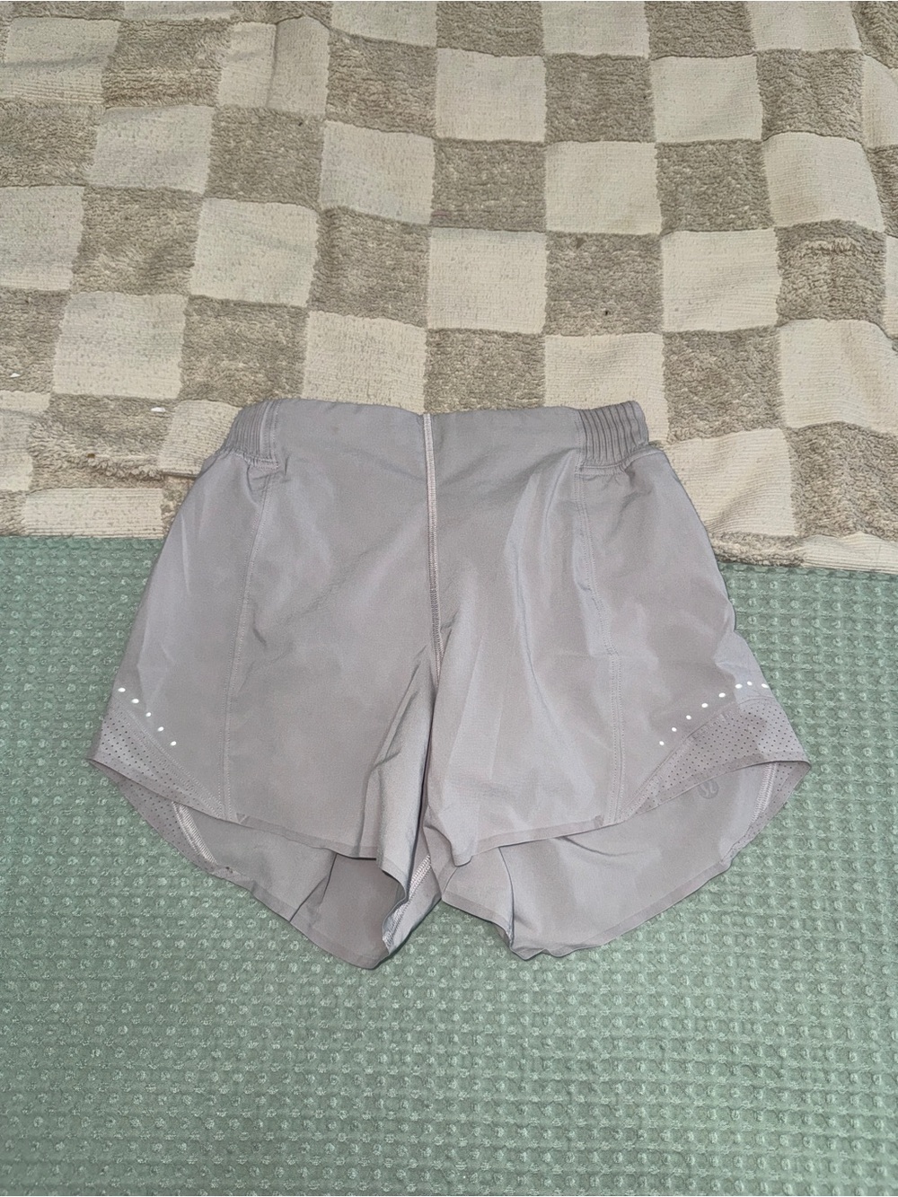 Lululemon Hotty Hot High-Rise Short 4" *Special Edition
Chrome size 2